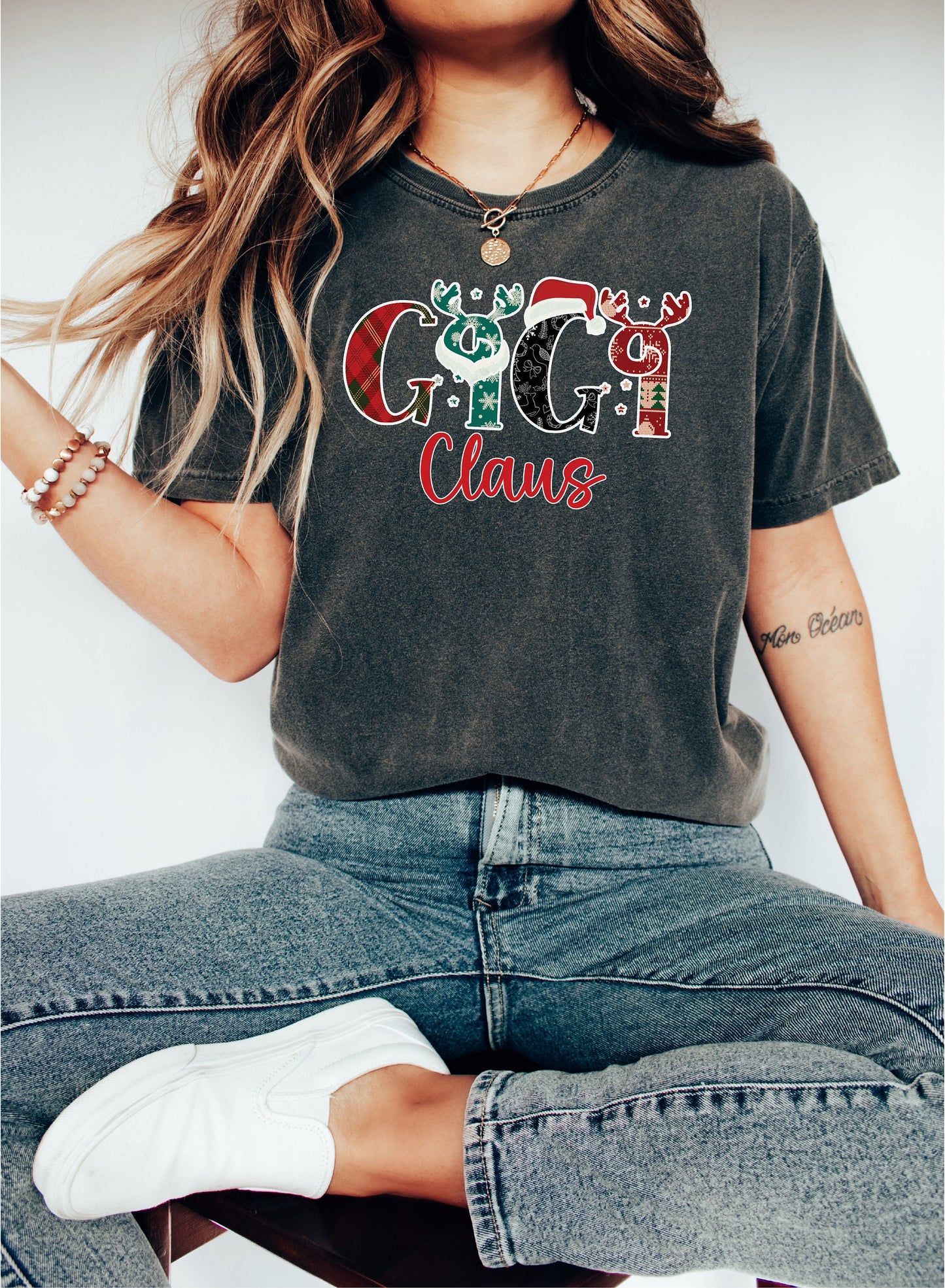 Custom Gigi Claus Tshirt,Custom Grandma Shirt,Christmas Shirt,Custom Gift, Gigi Shirt, Grandkids Gift, Grandma Gifts, Gigi Gift,Custom Shirt